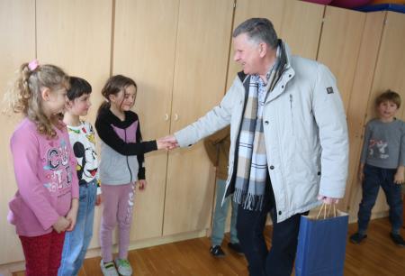 PREDAJA KNJIG UNEC 01 FOTO LJUBO VUKELIČ